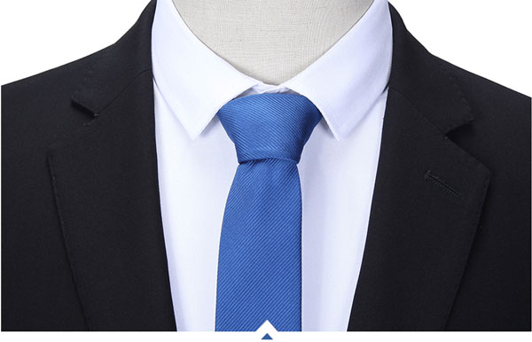 兩粒扣修身版正裝定做西服衣領(lǐng)細節(jié)特寫圖